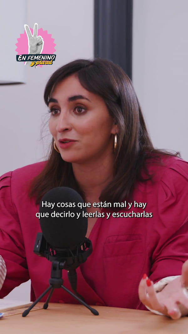 chica de uñas rojas de Podcast En Femenino y Plural