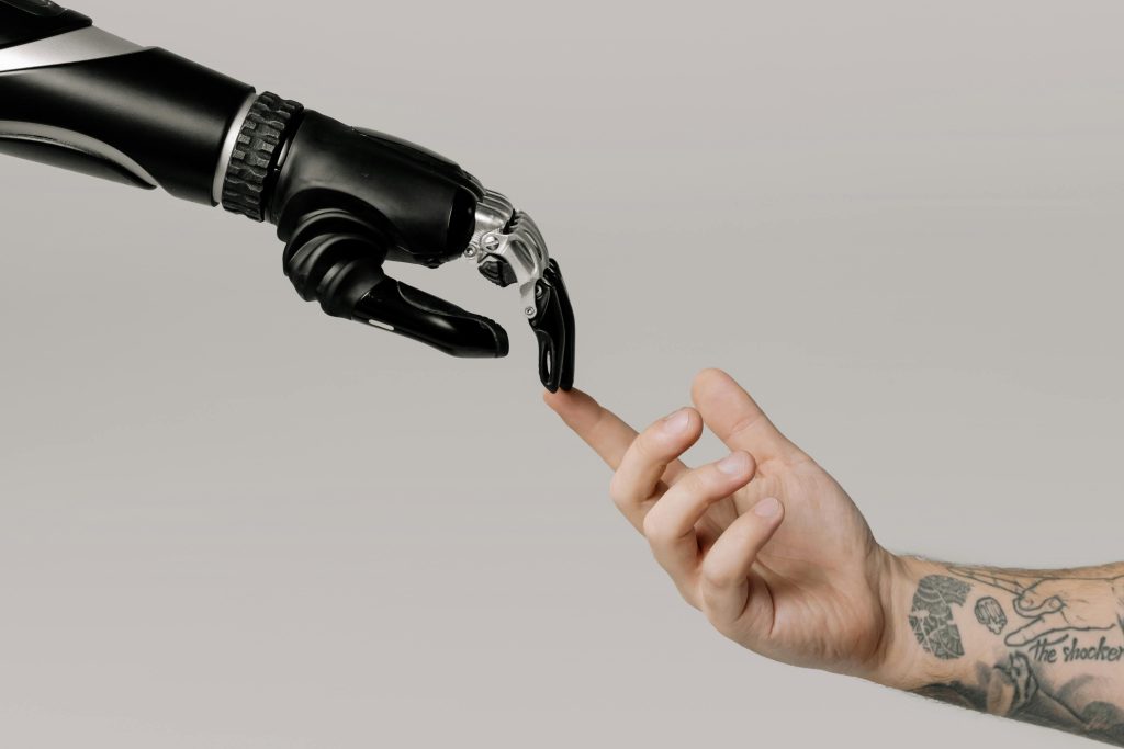 Hombre dando la mano a un robot representando trabajo en equipo