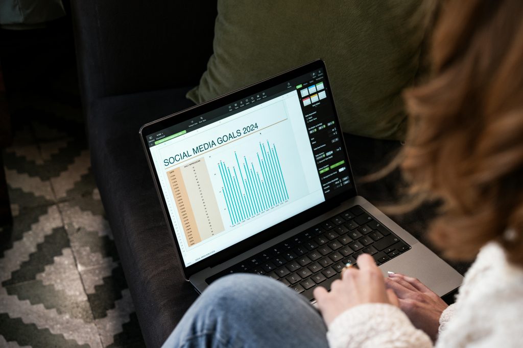 Mujer trabajando en un plan de social media para 2024