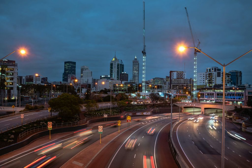 Carretera con diversos caminos y ciudad de fondo