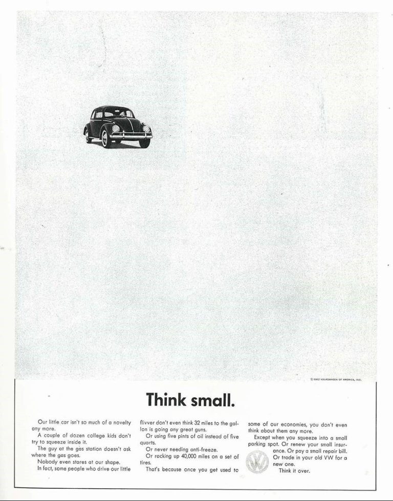 Cartel publicitario con un coche bajo el titulo Think small