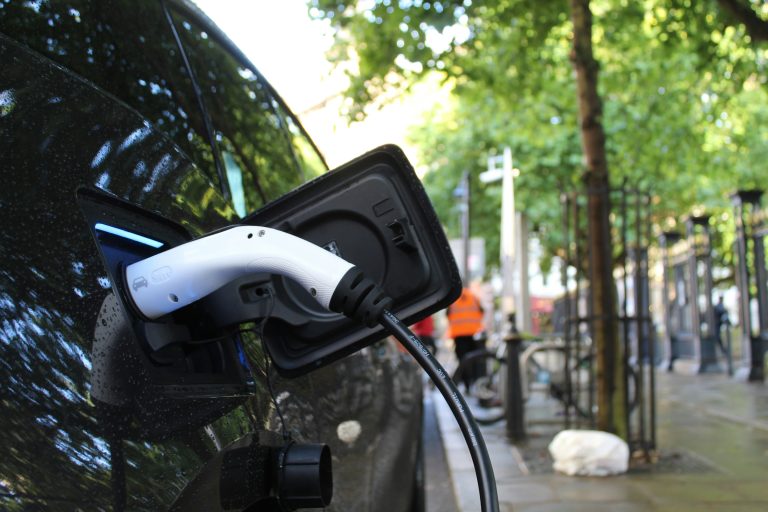 Coche eléctrico cargándose