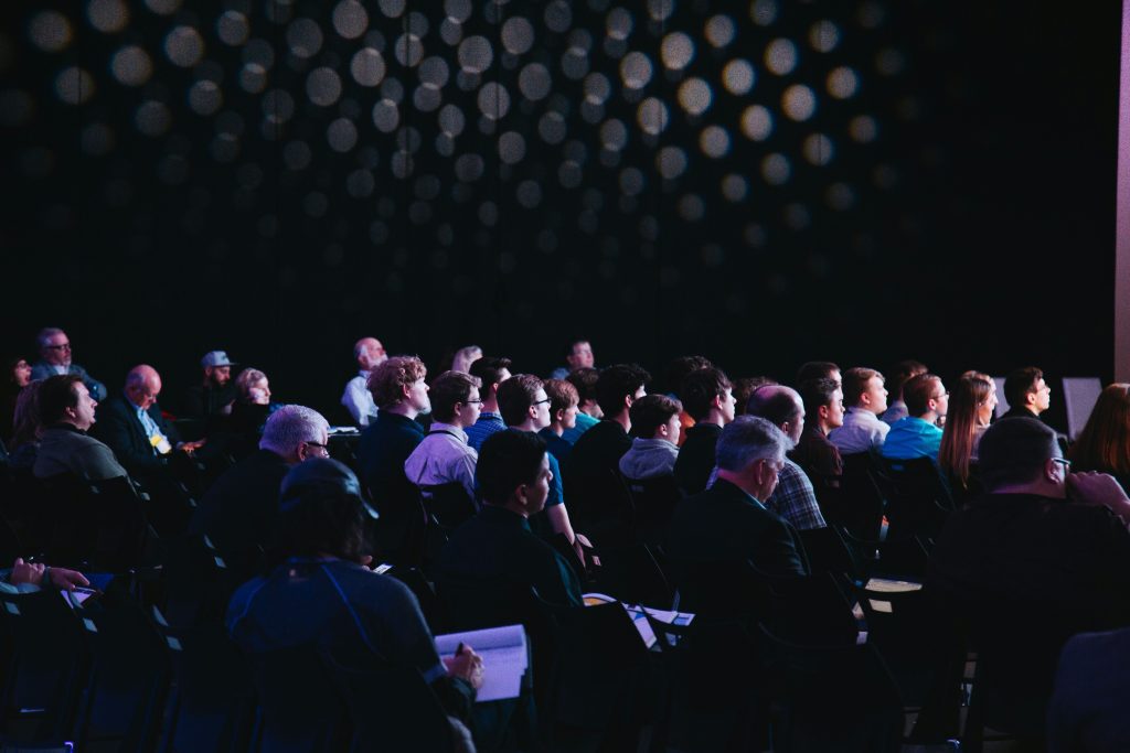 Espectadores en un evento de comunicación financiera