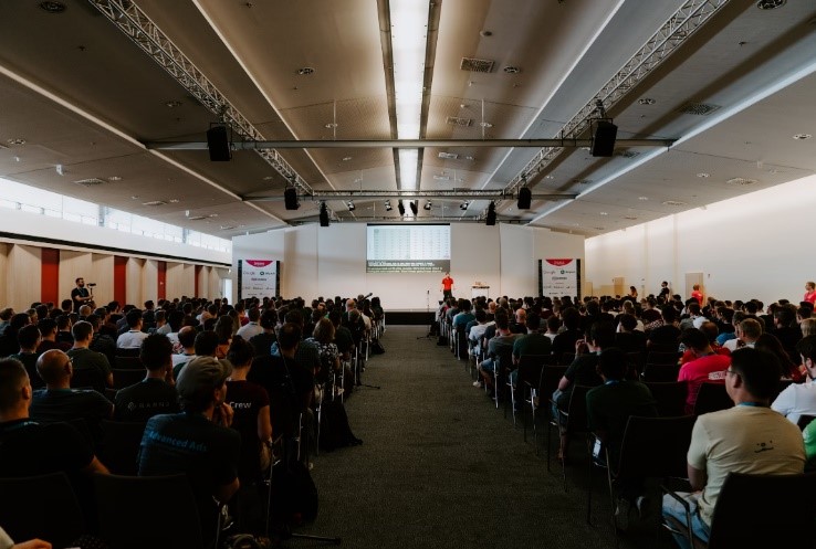 Sala llena de asistentes acudiendo a un evento