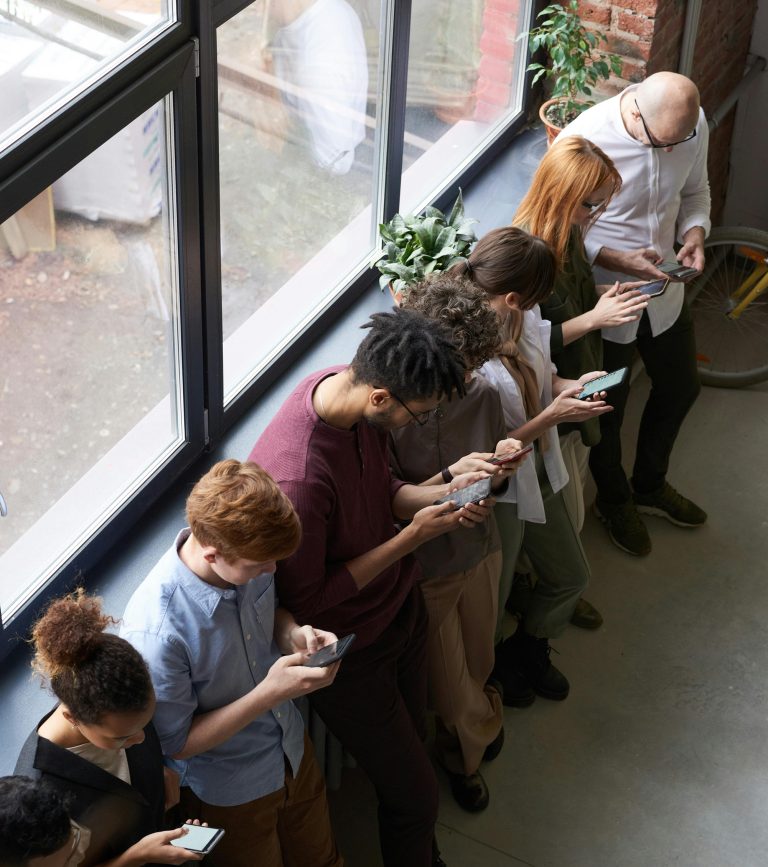 redes sociales y politica personas mirando el movil