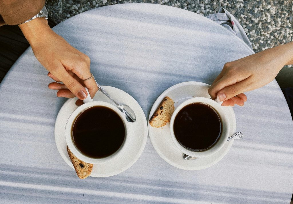 personas tomandose un café