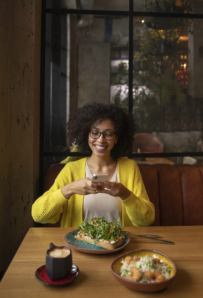 mujer haciendo fotos para redes