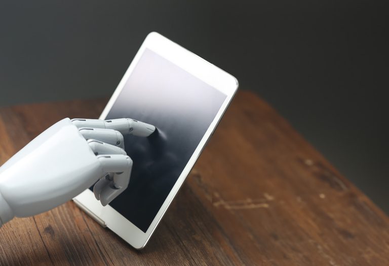 ia_tablet_robot_marketing